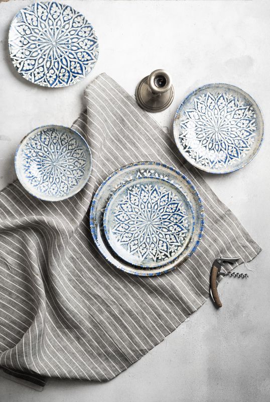 Granada Blue en una mesa real