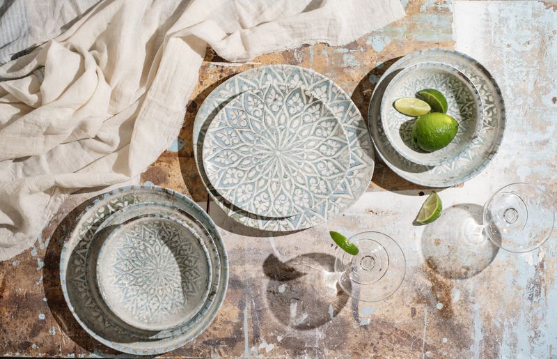 Granada Turquoise en una mesa real