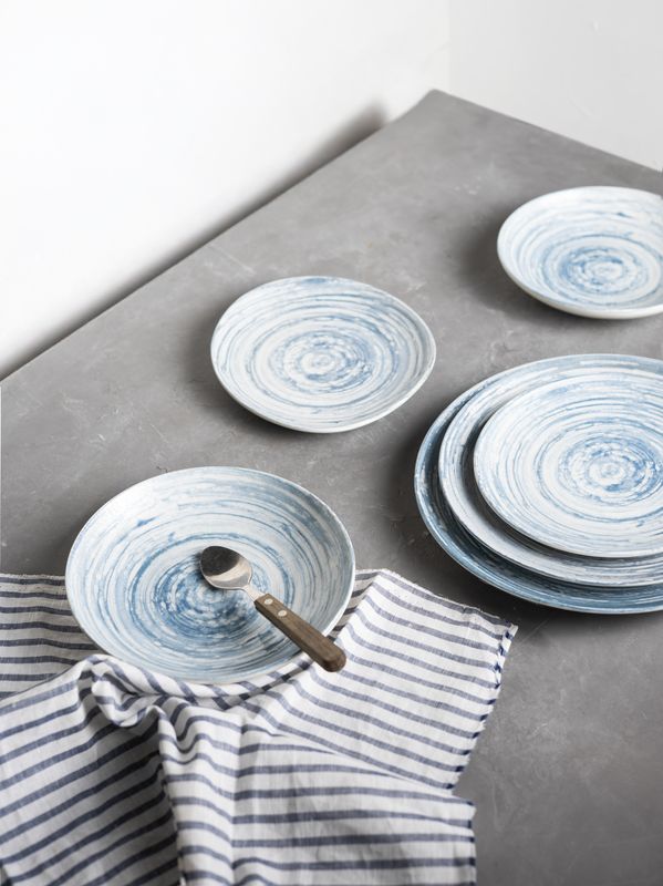 Swirl Blue en una mesa real